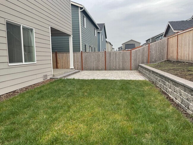 Building Photo - Beautiful 4 Bedroom, 2.5 Bath Home Availab...