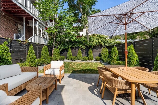 Building Photo - 722 E 5th St