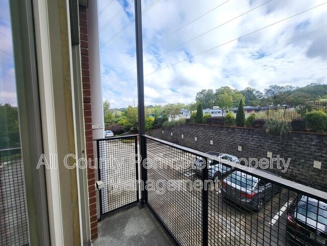 Building Photo - 560 Dutch Valley Rd NE