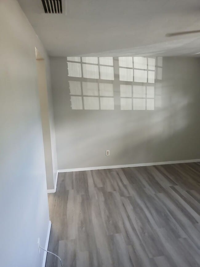 Building Photo - Updated 2 Bed / 2 Bath Home for Rent – Near Downtown New Port Richey