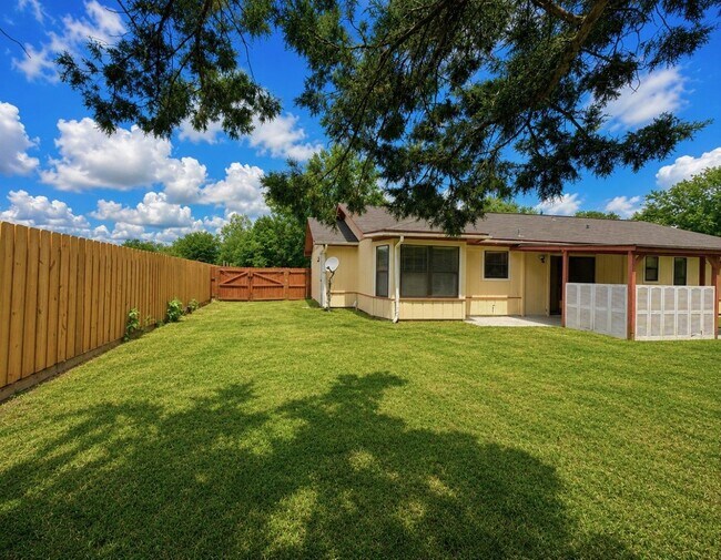 Building Photo - 603 Plantation Village Dr