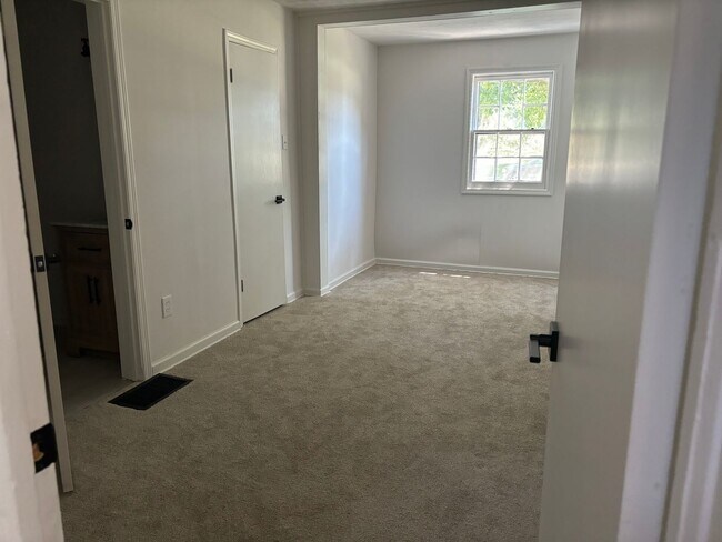 Building Photo - 924 S Madison St