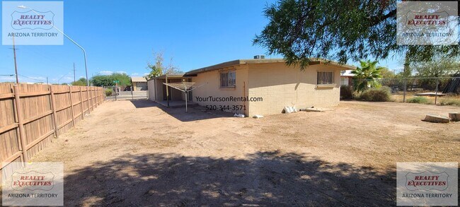 Building Photo - 29th St & Craycroft Rd area 2/2 with yard & A/C System
