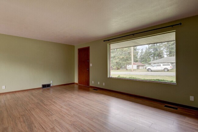 Building Photo - 3 Bedroom Single Story House w/Large Fence...