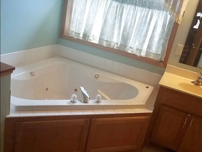 Building Photo - Spacious 4bed 3.5bath Single Family Home in Shakopee.  Featuring an in-home Theater