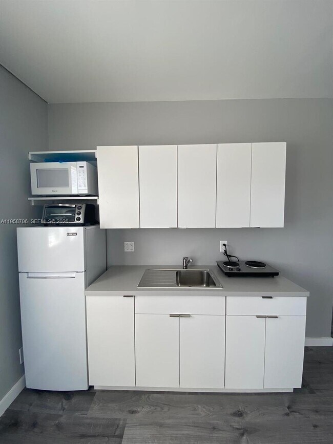 Building Photo - 2126 NW Flagler Terrace