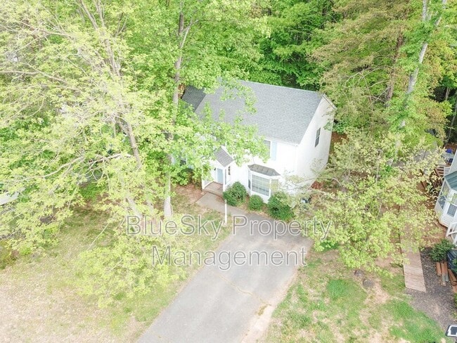 Building Photo - 2026 Heather Glen Rd