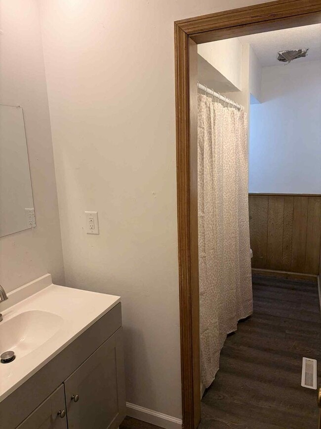 Building Photo - CHARMING 3 BEDROOM / 1 BATHROOM HOUSE IN J...
