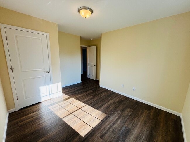 Building Photo - 3 Bedroom, 2.5 Bath Townhouse