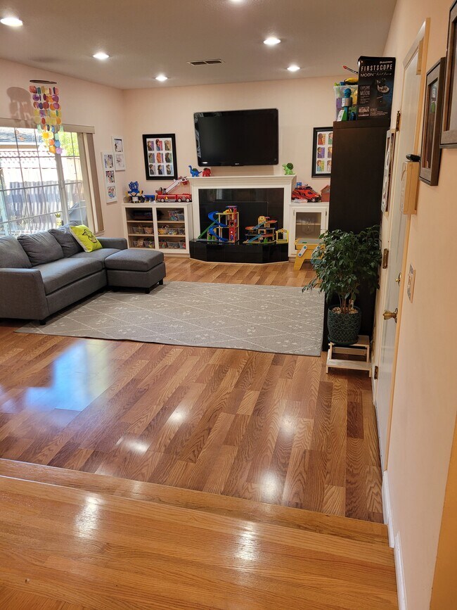 Building Photo - 6487 Hidden Creek Dr