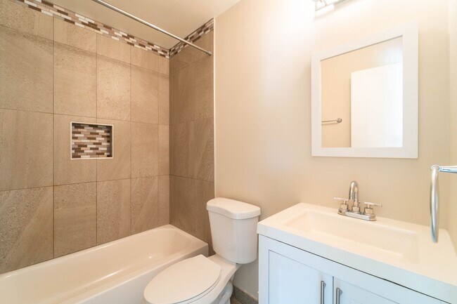 Building Photo - 5 BD 3 BA Oxon Hill, MD home is ideal for ...