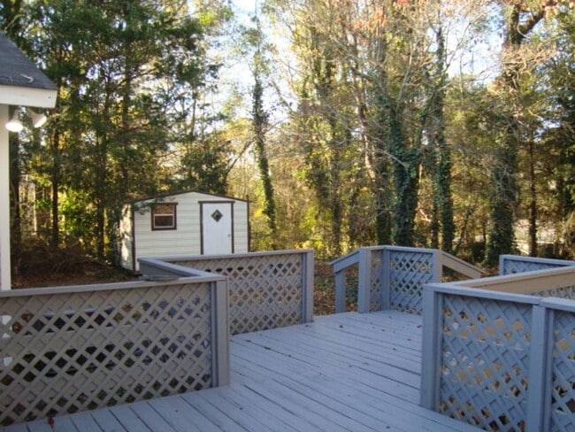 Building Photo - Renovated 4 bedroom available now to rent!