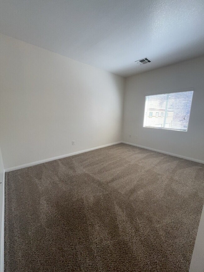 Building Photo - Spacious 3-Bed / 2.5 Bath Oasis: Modern Living in the Heart of Las Vegas!