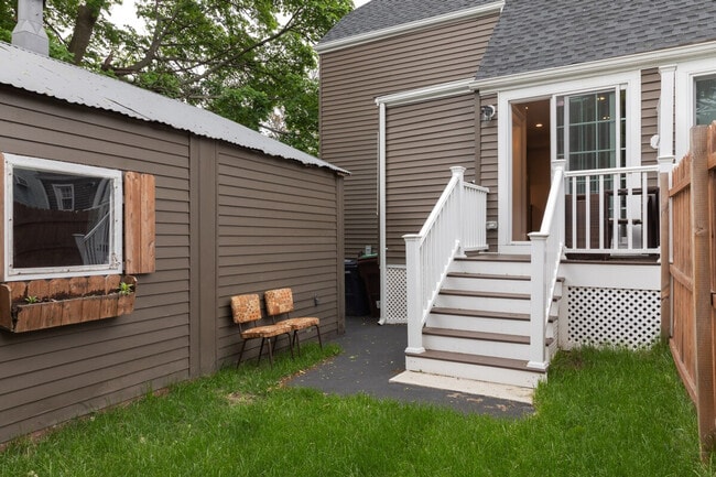 Building Photo - 810 Broadway-SI ID1511377P