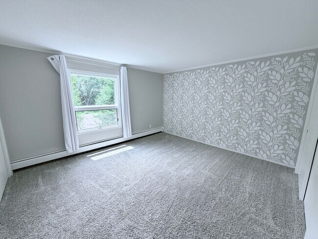 Building Photo - Large 1BR Condo with Patio, Heated Parking, Pool, Sauna & Tennis Courts!