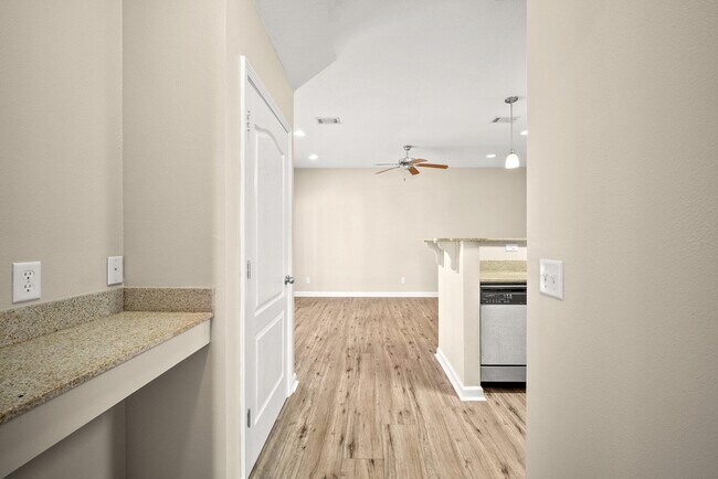 Building Photo - 721 Arbor Lake Dr