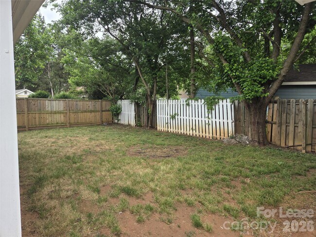 Building Photo - 121 Foxglove Dr