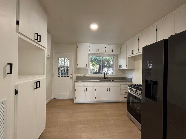 Building Photo - 6817-6819 N Figueroa St