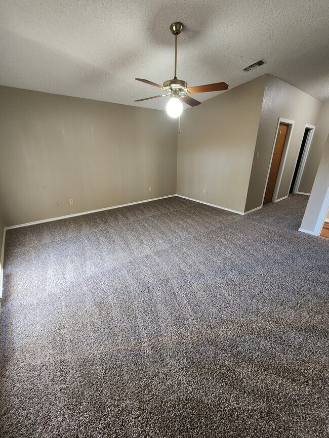 Building Photo - 3 bed 2 bath townhome, 1 car garage and 1 carport