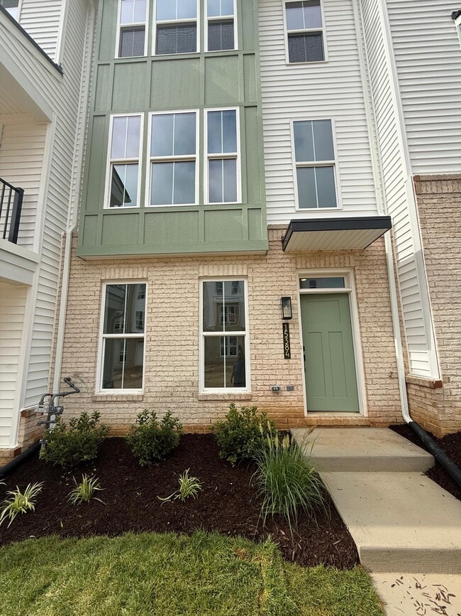 Building Photo - 15384 Oasis Sun Aly