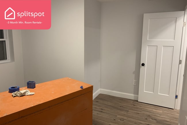 Building Photo - Private room in 3 bedroom Boston Apartment...