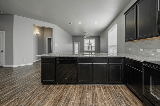 Building Photo - 521 Fallbrook Dr