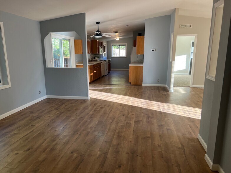 Building Photo - 6856 NE West Port Madison Rd