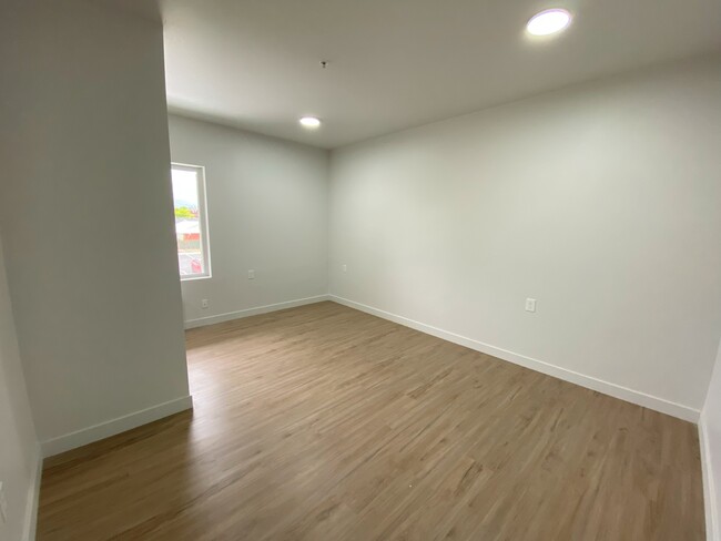 Building Photo - Completely Renovated Apartment!