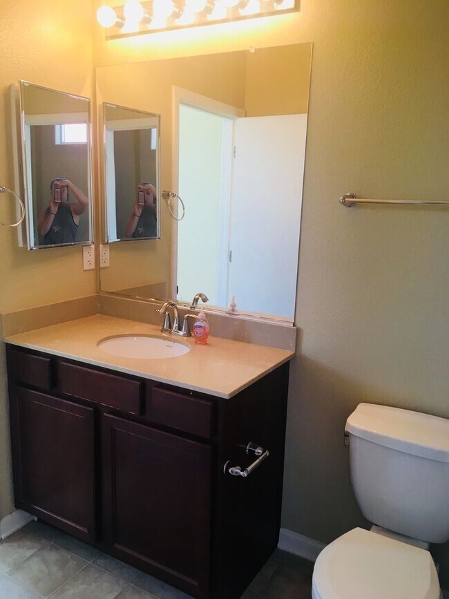Building Photo - Capital Village 2 Bed, 2 Bath 1065 sft., H...