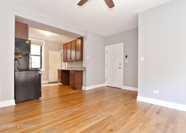 Building Photo - 903 W Cornelia Ave