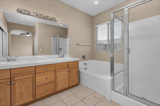 Building Photo - Spacious 4 Bedroom Home in North Clovis Gated Community
