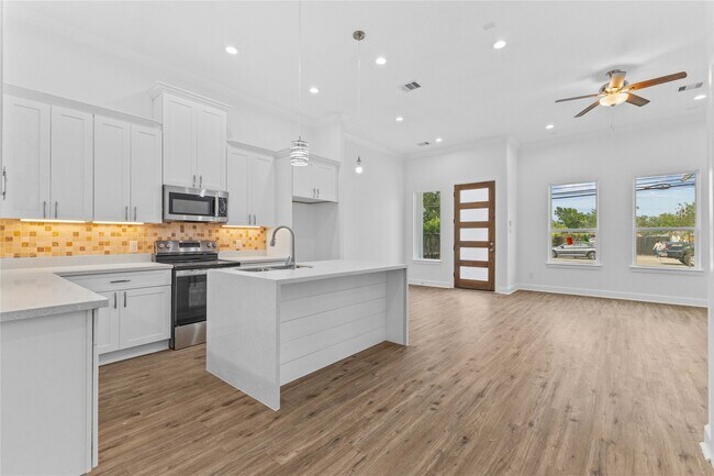 Primary Photo - 7805 Farnsworth St