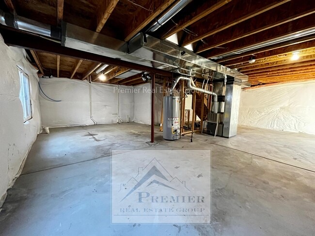 Building Photo - 8486 Meadowcrest Dr