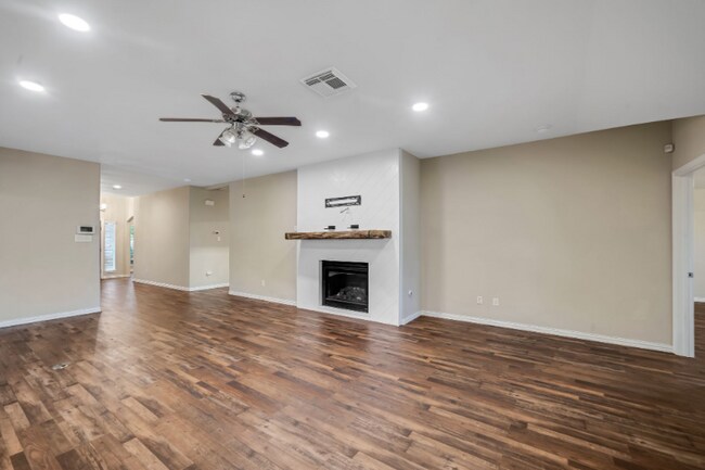 Building Photo - 3005 Gardencrest Ln