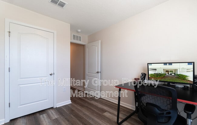 Building Photo - 425 Running Wds St