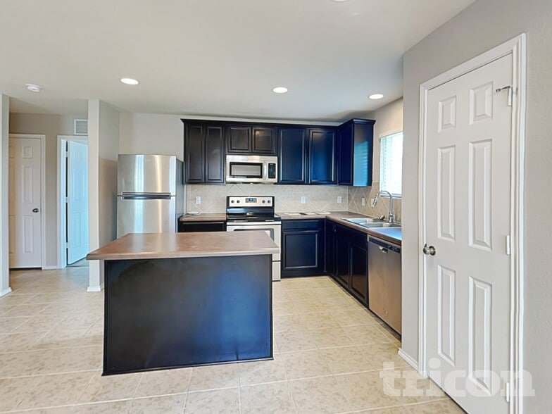 Building Photo - 10607 Noble Canyon