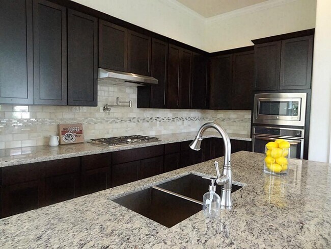 Island / Kitchen - 1021 W 21st St