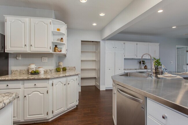 Building Photo - 510 E Belmont Ave