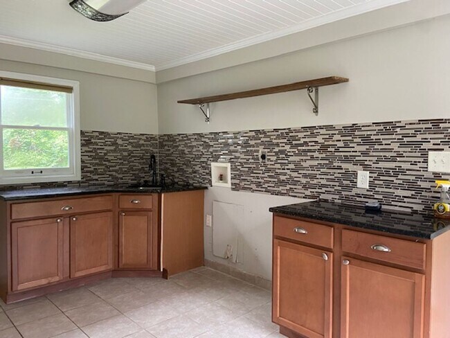 Building Photo - Midway Home Offering lots of space!!