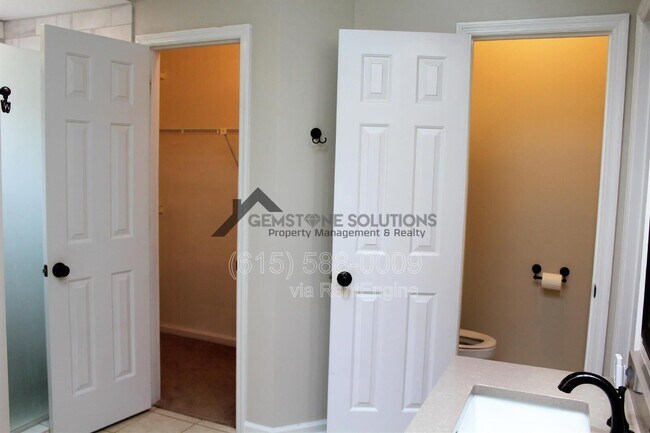 Building Photo - 430 Maplegrove Dr