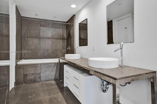 Building Photo - 475 Brickell Ave