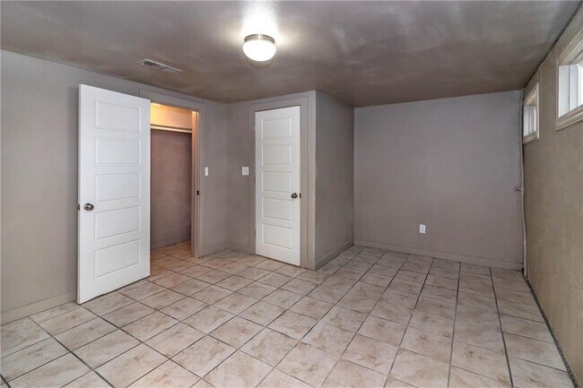 Building Photo - 328 S Duncan Ave