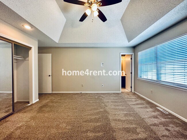 Building Photo - Beautiful Overland Park Home!