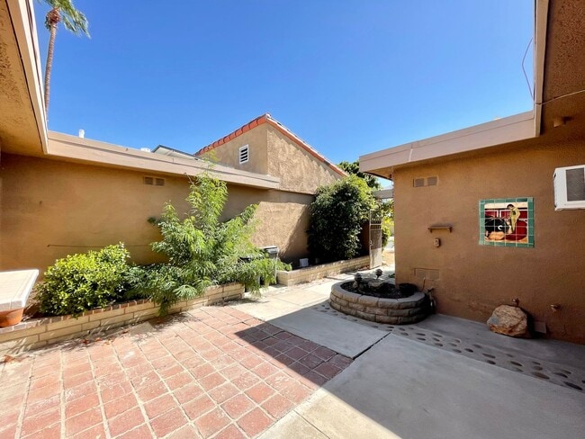 Building Photo - AVAILABLE NOW!  3 Bedroom 2 Bathroom Condo in Sunrise Country Club