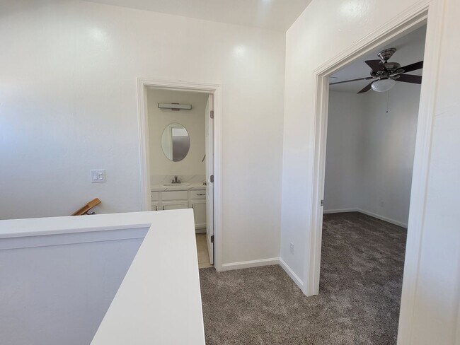 Building Photo - 3 bedroom 2.5 bathroom in desirable NW Visalia Bella Sera gated community!