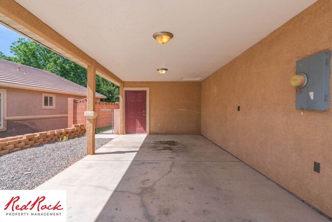 Building Photo - 2 Bedroom and 2 Bathroom Home near Quail C...
