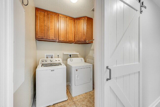 Building Photo - End Unit in Lake Washington Townhomes!!