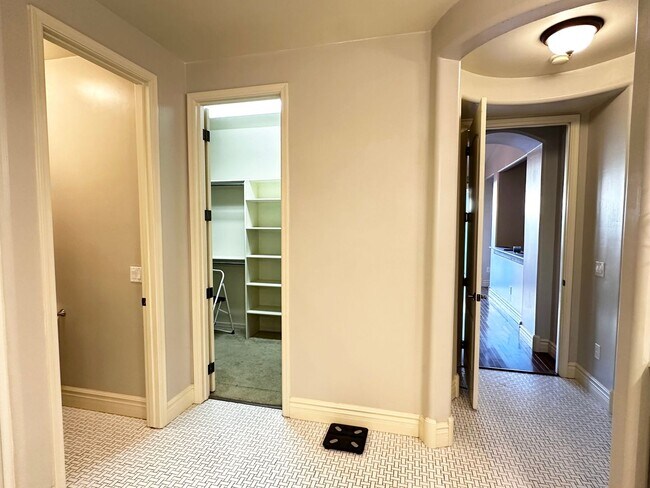 Building Photo - HIGHLY DESIRABLE AND SPACIOUS HOME FULLY EQUIPPED WITH SOLAR PANELS + LANDSCAPING INCLUDED