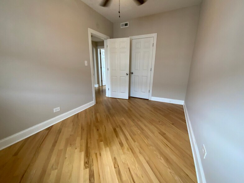 Building Photo - 894 Green Bay Rd