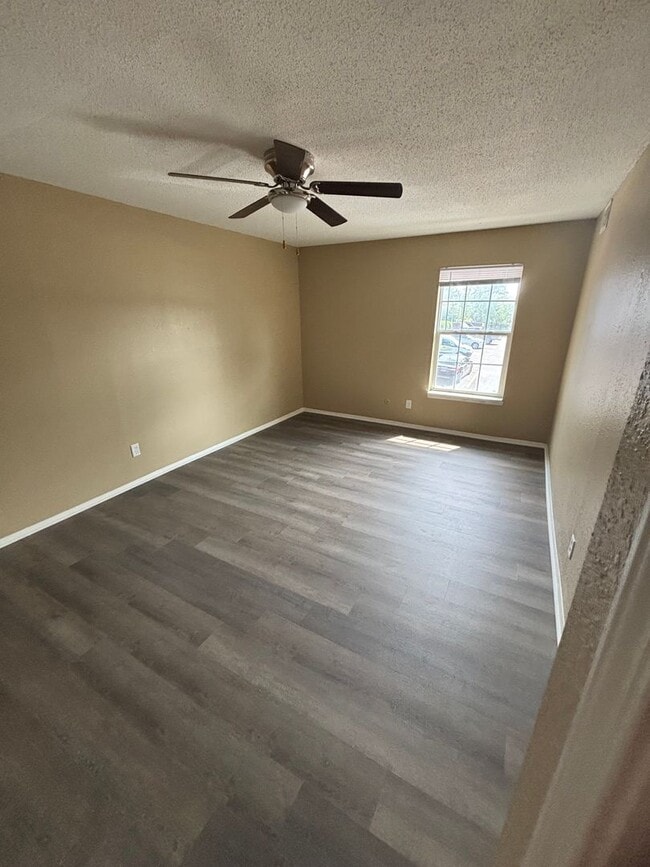 Building Photo - 2 Bedroom 2 bath  AQpartment